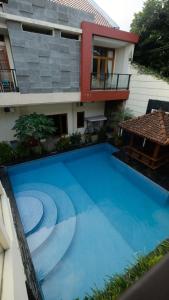 Kolam renang di atau dekat dengan griya desa hotel & pool