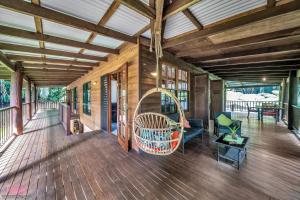Kurrimine BeachFern House的一个带秋千的木屋门廊