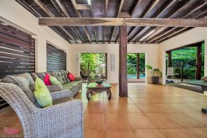 Kurrimine BeachFern House的客厅里有一张沙发和一张桌子。