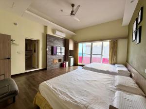 a bedroom with a large bed and a large window at I WoW in Xiaoliuqiu