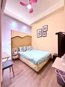a bedroom with a bed and a ceiling fan at I WoW in Xiaoliuqiu
