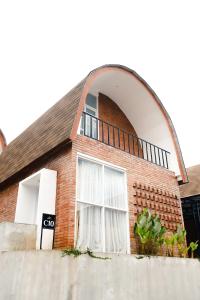 un edificio de ladrillo con un arco sobre una ventana en Pakuhaji Highland Eco-Resort, en Panjadakan