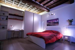 フィレンツェにあるVisit Florentia Apartmentのベッドルーム1室(ベッド1台、デスク、テーブル付)
