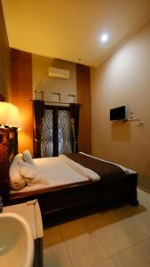 Katil atau katil-katil dalam bilik di griya desa hotel & pool