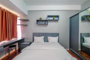 Ένα ή περισσότερα κρεβάτια σε δωμάτιο στο Comfortable and Simply Studio Room at Margonda Residence 5 Apartment By Travelio +10 φωτογραφίες