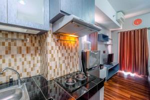 Η κουζίνα ή μικρή κουζίνα στο Comfortable and Simply Studio Room at Margonda Residence 5 Apartment By Travelio