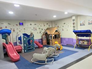 una sala giochi per bambini con 2 giochi di Palmbeach Resort & Spa Mactan, Cebu a Mactan