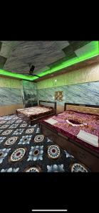 シュリーナガルにあるHotel sea faceのベッド2台、床にドーナツを用意しています。
