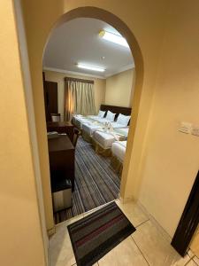 Postel nebo postele na pokoji v ubytování فندق نجمة ذاخر توصيل مجاني للحرم - Zakher Star Hotel Free Shuttle Service