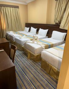 Postel nebo postele na pokoji v ubytování فندق نجمة ذاخر توصيل مجاني للحرم - Zakher Star Hotel Free Shuttle Service