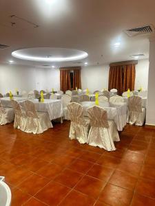 Restaurace v ubytování فندق نجمة ذاخر توصيل مجاني للحرم - Zakher Star Hotel Free Shuttle Service