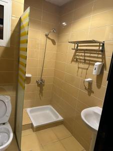Koupelna v ubytování فندق نجمة ذاخر توصيل مجاني للحرم - Zakher Star Hotel Free Shuttle Service