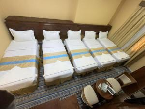 Postel nebo postele na pokoji v ubytování فندق نجمة ذاخر توصيل مجاني للحرم - Zakher Star Hotel Free Shuttle Service