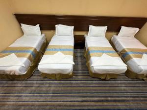 Postel nebo postele na pokoji v ubytování فندق نجمة ذاخر توصيل مجاني للحرم - Zakher Star Hotel Free Shuttle Service