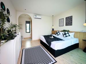 Postel nebo postele na pokoji v ubytování Baan Cher Pool Villa Cha-am - บ้านเฌอพูลวิลล่า ชะอำ + 37 fotografií