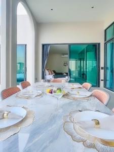 Posezení v ubytování Baan Cher Pool Villa Cha-am - บ้านเฌอพูลวิลล่า ชะอำ