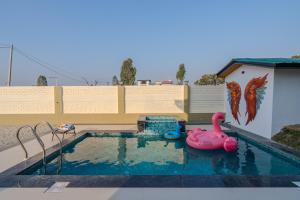 Bazén v ubytování SaffronStays Sher Bagh nebo v jeho okolí