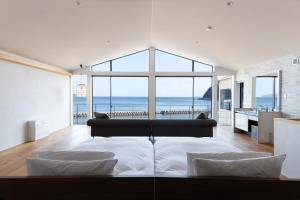 小豆岛Private luxury villa with ocean view Shodoshima的带床和沙发的客厅