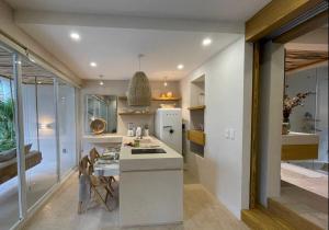 une cuisine avec des comptoirs blancs et un réfrigérateur blanc dans l'établissement New Villa with bathtub and Jacuzzi, à Tulum