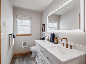 アシュフォードにあるChic Mt Rainier Escape Hot Tub Sauna Firepitの洗面台と鏡のある白いバスルーム +50枚の写真