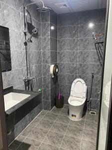 Koupelna v ubytování Nhà Nghỉ Ruby Hotel - KĐT Dương Nội Geleximco