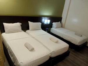 Postel nebo postele na pokoji v ubytování MAKATI Boutique Hotel near NAIA Airport Terminal 3 Edsa Pasay CBD