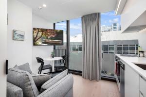 Nhà bếp/bếp nhỏ tại Hyde Lane APT - Walk to Shops Cafes Attractions