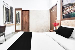 Postel nebo postele na pokoji v ubytování Super Hotel O Vaishali Nagar