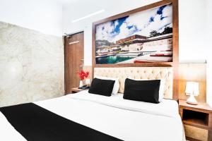 Postel nebo postele na pokoji v ubytování Super Hotel O Vaishali Nagar + 25 fotografií