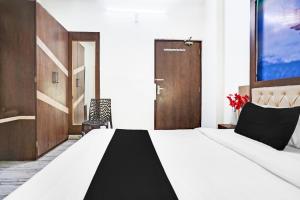 Postel nebo postele na pokoji v ubytování Super Hotel O Vaishali Nagar