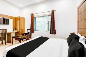 Postel nebo postele na pokoji v ubytování Super Townhouse Arakashan Road Paharganj formerly Mohan international + 26 fotografií