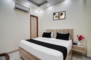 Postel nebo postele na pokoji v ubytování Super Townhouse Sector 63 A Noida