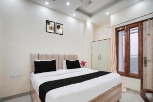 Postel nebo postele na pokoji v ubytování Super Townhouse Sector 63 A Noida