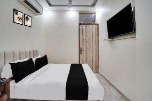 TV a/nebo společenská místnost v ubytování Super Townhouse Sector 63 A Noida