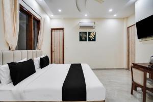Postel nebo postele na pokoji v ubytování Super Townhouse Sector 63 A Noida