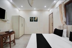 TV a/nebo společenská místnost v ubytování Super Townhouse Sector 63 A Noida