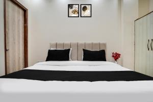Postel nebo postele na pokoji v ubytování Super Townhouse Sector 63 A Noida