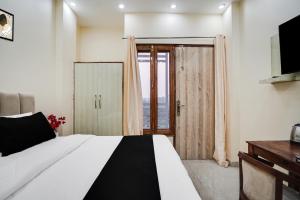 Postel nebo postele na pokoji v ubytování Super Townhouse Sector 63 A Noida