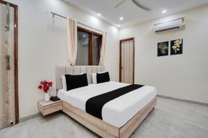 Postel nebo postele na pokoji v ubytování Super Townhouse Sector 63 A Noida