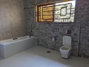 Koupelna v ubytování Hillsgate Experience a Luxury Home in Nairobi