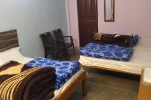 Uma cama ou camas num quarto em The Moksha Hasling by StayApart