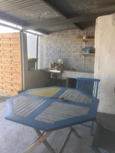 Kuchyň nebo kuchyňský kout v ubytování Logement indépendant St leu dans les bas