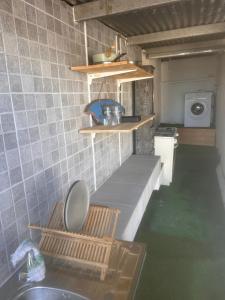 Kuchyň nebo kuchyňský kout v ubytování Logement indépendant St leu dans les bas