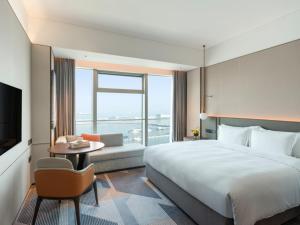 上海伊敦康得思酒店Cordis Shanghai Seaworld客房内的一张或多张床位