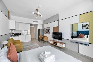 TV a/nebo společenská místnost v ubytování Silkhaus new stylish studio in JVC Luma21