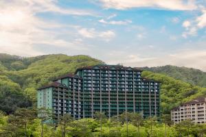 洪川郡Sono Calm VivaldiPark的山前的一座大楼