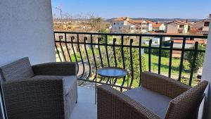 een balkon met 2 stoelen en een tafel bij Apartman Daiya in Rovinj