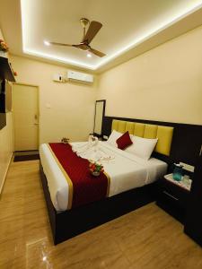 Postel nebo postele na pokoji v ubytování Hotel Sri Kanthan Residency