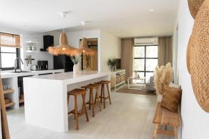Η κουζίνα ή μικρή κουζίνα στο Manao Sea View Pool Villa 47B - 5Mins Walk To Beach