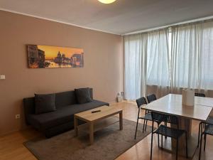 una sala de estar con un sofá y una mesa en Ferienwohnung Neuss, en Neuss